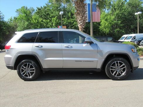Used 2019 Jeep Grand Cherokee Laredo w/ Security & Convenience Group AWD/4WD image 2