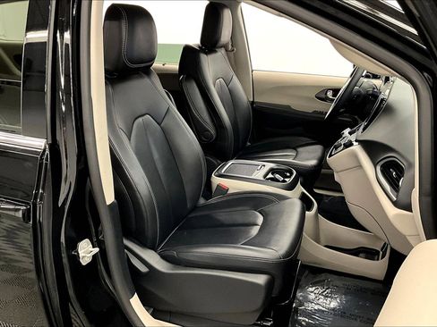 Used 2024 Chrysler Pacifica Touring-L FWD image 8