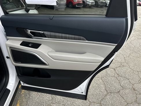 Used 2024 Kia Telluride EX w/ EX Captain's Chair Package image 19