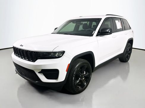 Used 2024 Jeep Grand Cherokee Altitude AWD/4WD image 3