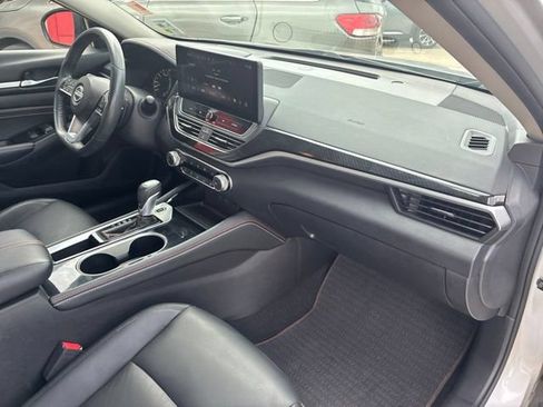 Used 2023 Nissan Altima 2.5 SR w/ SR Premium Package FWD image 9