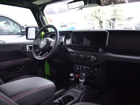 Used 2025 Jeep Wrangler Unlimited Rubicon image 32