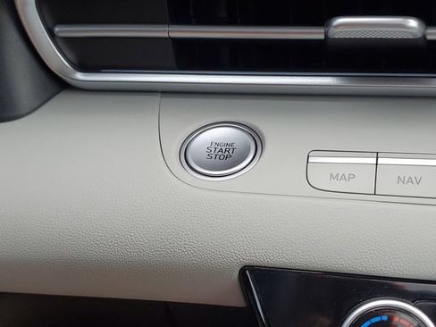 Certified 2025 Hyundai Elantra Limited FWD image 30