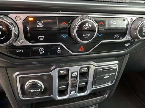 Used 2018 Jeep Wrangler Unlimited Sahara image 15