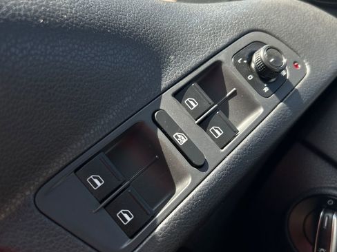 Used 2017 Volkswagen Tiguan S image 28