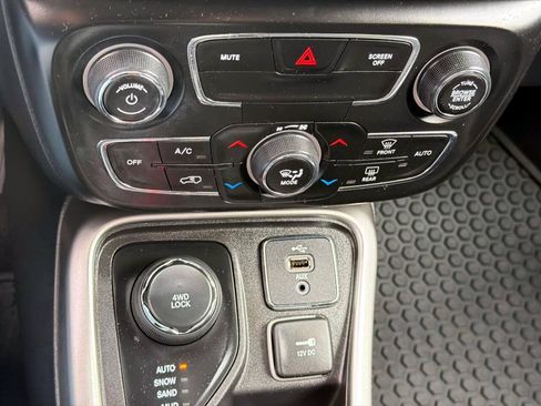 Used 2018 Jeep Compass Latitude w/ Popular Equipment Group AWD/4WD image 17