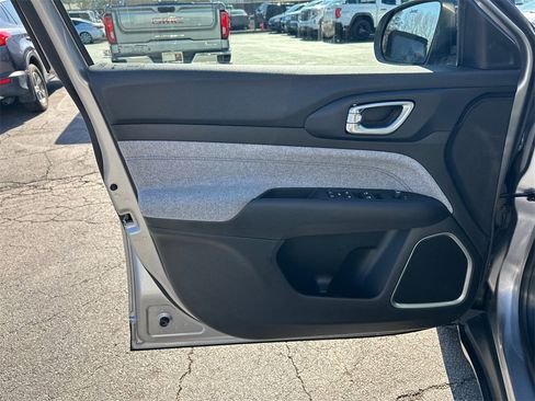 Used 2024 Jeep Compass Latitude image 11