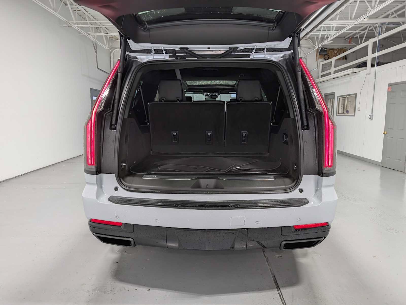 Certified 2026 Cadillac Escalade ESV Platinum Sport w/ LPO, ONYX Package AWD/4WD image 43