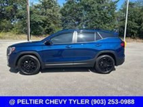 Used 2022 GMC Terrain SLE w/ Driver Convenience Package FWD image 4