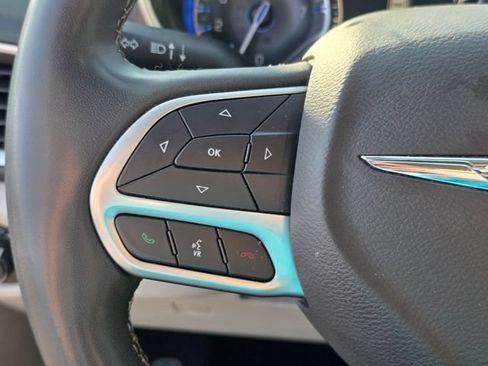 Used 2023 Chrysler Pacifica Touring-L FWD image 29