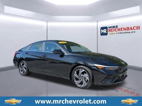 Used 2025 Hyundai Elantra SEL FWD image 1