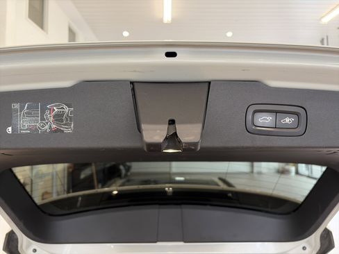 Used 2020 Volvo V60 T5 Momentum image 16