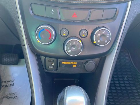 Used 2020 Chevrolet Trax LT w/ LT Convenience Package FWD image 23
