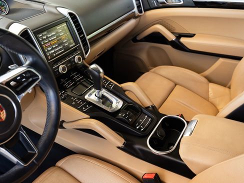 Used 2016 Porsche Cayenne w/ Premium Package image 34