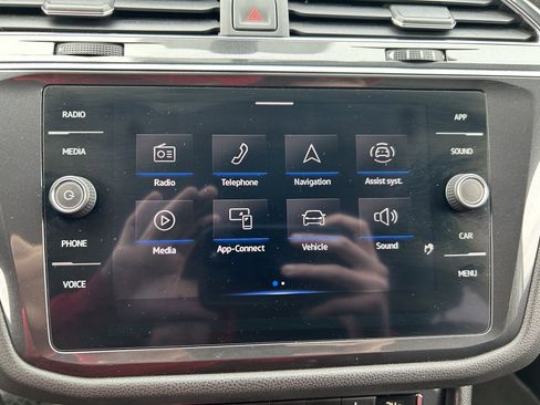 Used 2021 Volkswagen Tiguan SE image 12