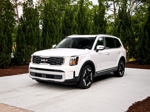 Used 2025 Kia Telluride S FWD image 5