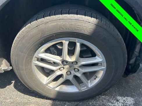 Used 2025 Ford Explorer Active AWD/4WD image 4