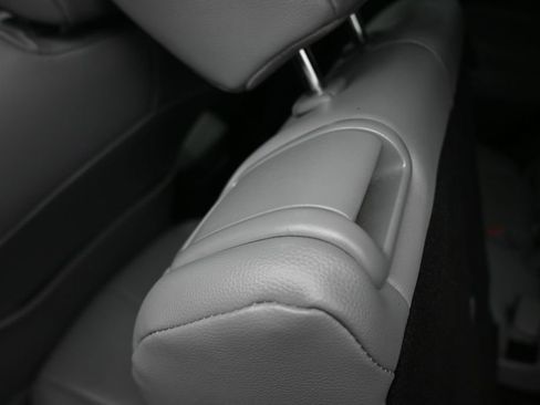 Used 2021 Toyota Highlander XLE AWD/4WD image 40