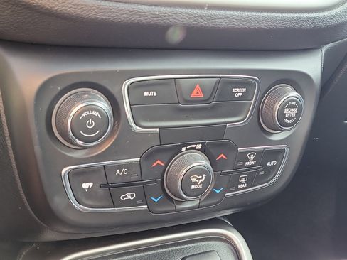 Used 2018 Jeep Compass Latitude w/ Popular Equipment Group FWD image 36