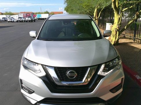 Used 2019 Nissan Rogue S image 2