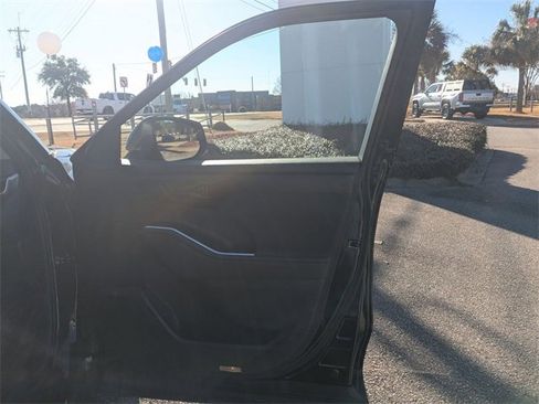 Used 2023 Toyota Highlander LE image 32