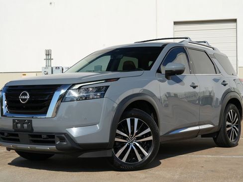 Used 2023 Nissan Pathfinder Platinum FWD image 2