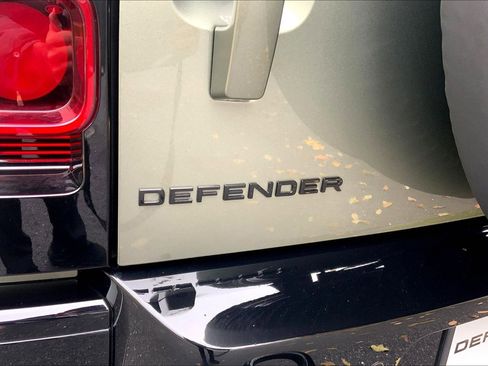 Used 2025 Land Rover Defender 110 X-Dynamic SE image 9