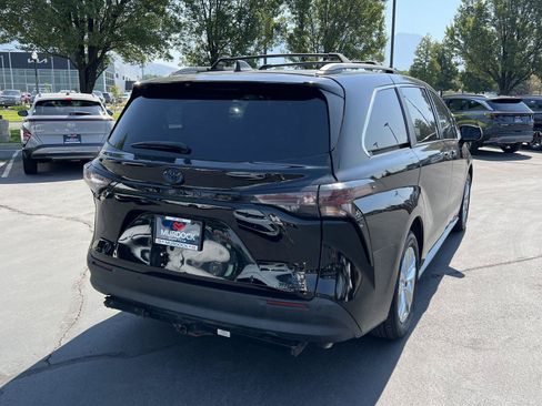 Used 2023 Toyota Sienna XLE Woodland Edition AWD/4WD image 8