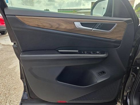 Used 2025 Volkswagen Atlas SE FWD image 13