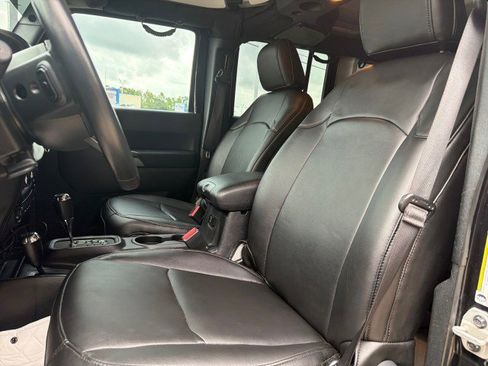 Used 2018 Jeep Wrangler Unlimited Rubicon w/ Connectivity Group AWD/4WD image 19