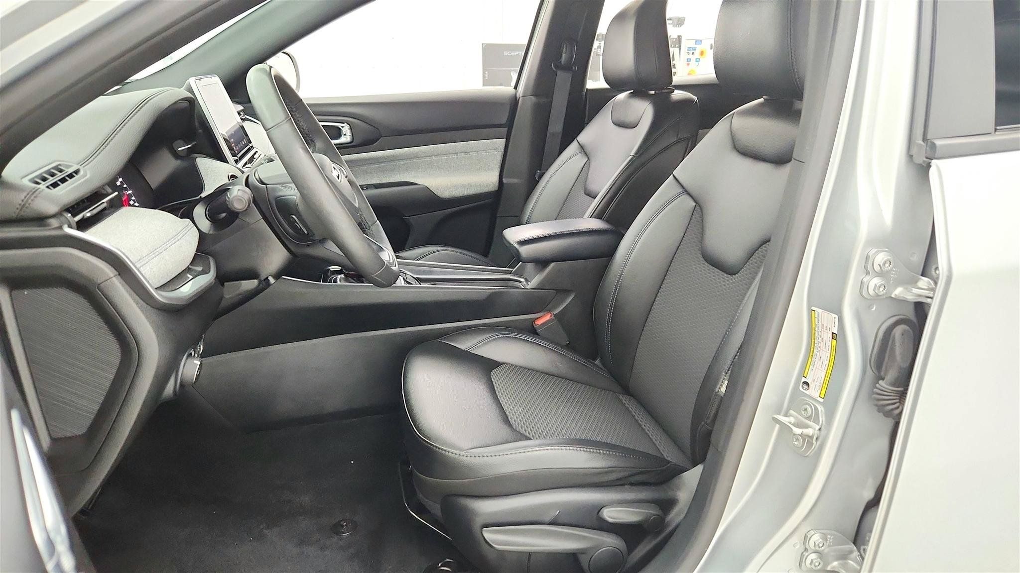 Used 2025 Jeep Compass Latitude AWD/4WD image 10