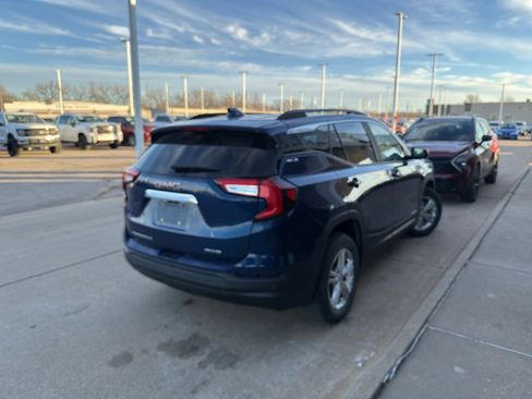 Used 2022 GMC Terrain SLE w/ Driver Convenience Package image 5