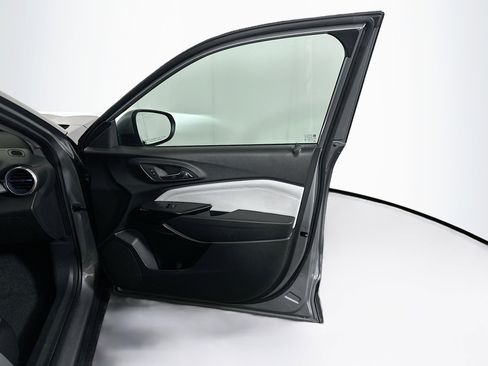 Used 2025 Chevrolet Trax LT w/ LT Convenience Package image 31