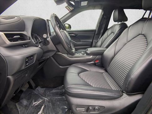 Used 2023 Toyota Highlander XSE AWD/4WD image 17