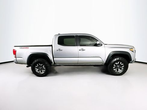 Used 2017 Toyota Tacoma TRD Off-Road w/ Premium & Technology Package image 10