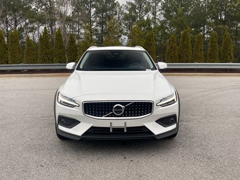 Used 2025 Volvo V60 B5 Cross Country Plus image 14