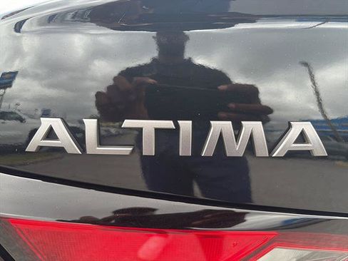 Used 2025 Nissan Altima 2.5 SV FWD image 12