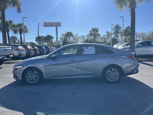 Used 2024 Hyundai Elantra SEL image 7