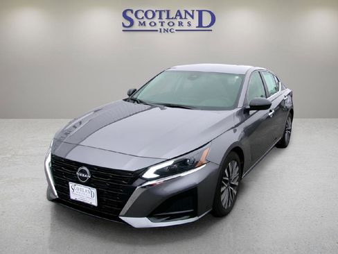 Used 2024 Nissan Altima 2.5 SV FWD image 2