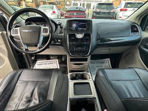Used 2015 Chrysler Town & Country Touring-L w/ Driver Convenience Group image 14