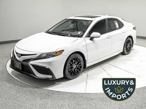 Used 2023 Toyota Camry SE FWD image 1
