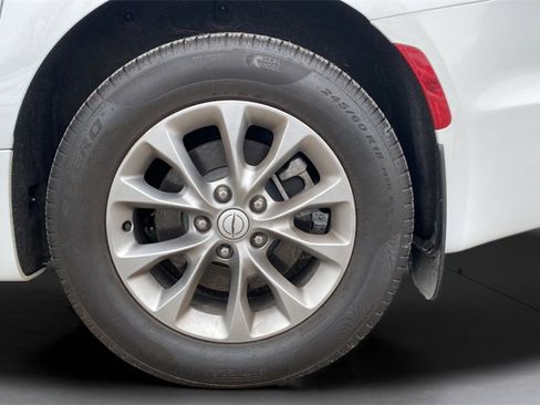 Used 2026 Chrysler Pacifica Select image 17