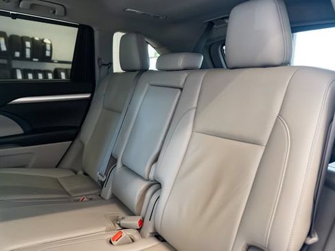 Used 2019 Toyota Highlander XLE AWD/4WD image 27
