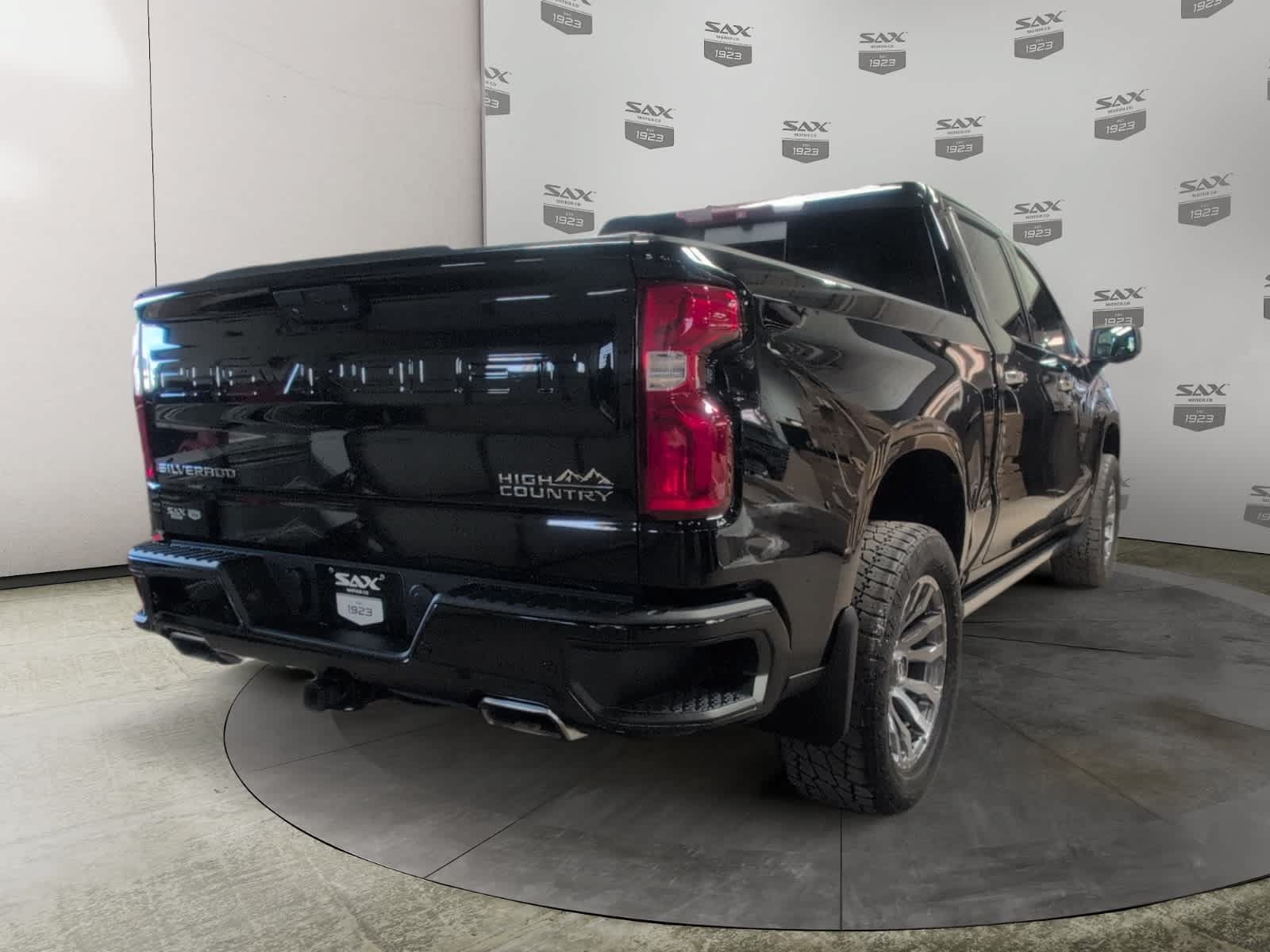 Used 2019 Chevrolet Silverado 1500 High Country w/ Technology Package AWD/4WD image 5