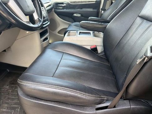Used 2016 Chrysler Town & Country Touring-L w/ Driver Convenience Group FWD image 27