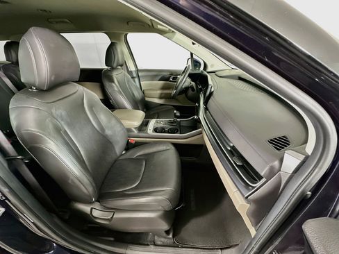 Used 2025 Kia Carnival FWD image 33