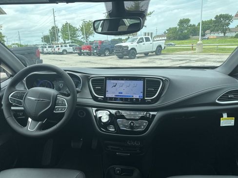 New 2025 Chrysler Pacifica Select w/ Uconnect Theater Family Group image 2
