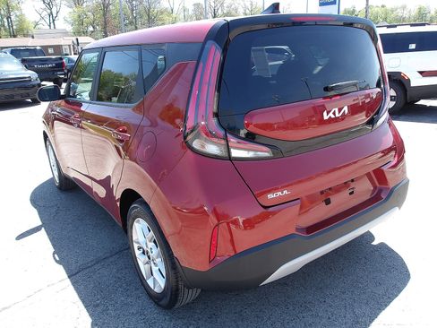 Used 2023 Kia Soul LX w/ LX Technology Package FWD image 5