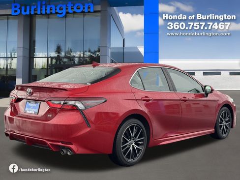 Used 2024 Toyota Camry SE image 6