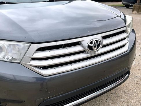 Used 2012 Toyota Highlander FWD w/ Cold Weather Pkg image 28